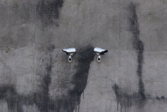 Zwei &Uuml;berwachungskameras an einer Wand, Zwei Kameras an einer Betonwand, zwei kleine &Uuml;berwachungskameras