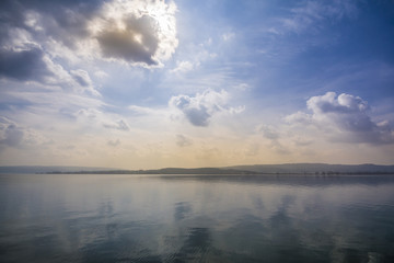 Schöne Wolkenstimmung über dem Bodensee Frühling