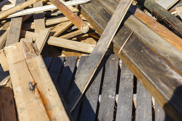 Altes Holz, Reste einer Renovierung, bereit für die Wiederverwertung, das Recycling.