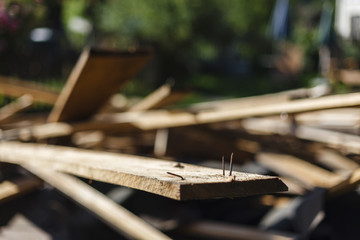Altes Holz, Reste einer Renovierung, bereit für die Wiederverwertung, das Recycling.