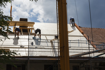 Ein neues Dach entsteht - auf der Baustelle.