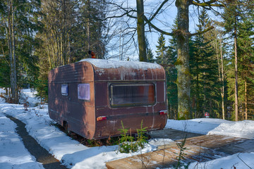 Uralter Wohnwagen im Schnee