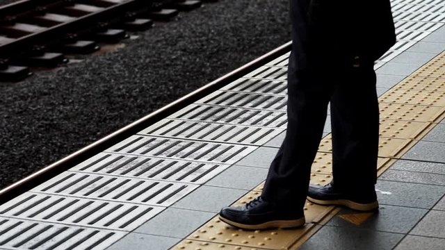 電車を待つ人物の足元（電車の到着まで）
