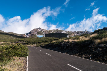 Landstraße mit Observatorium und Hohlspiegel im Hintergrund auf La Palma - Roque-de-los-Muchachos