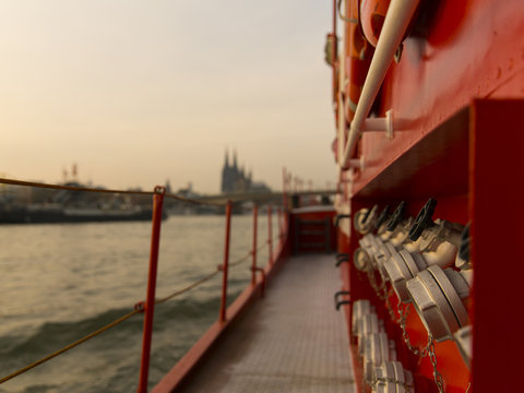 Feuerl&ouml;schboot auf dem Rhein mit dem K&ouml;lner Dom im Hintergrund