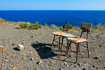 chaises abandonnées dans la nautre