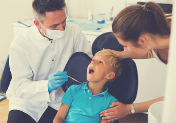 Obraz premium Kid with woman are visiting dentist