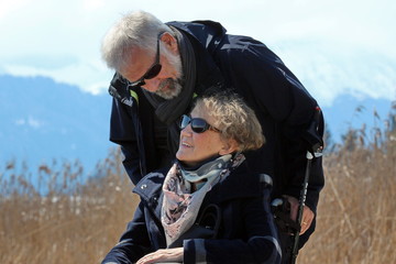 Rollstuhlfahrerin mit Ehemann am Hopfensee