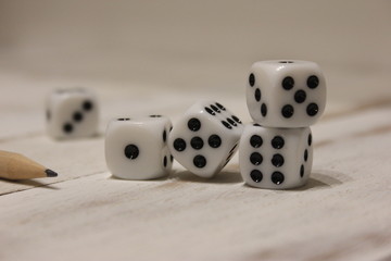 Jeu de dés de yams noirs et blancs