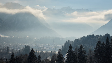 Blick auf die Allgäuer Alpen Hauptkette südlich von Oberstdorf an einem sonnig-dunstigen Wintertag