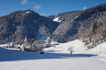 Fototapeta na wymiar Blick auf den tief verschneiten Tiefenbacher Ortsteil Wasach