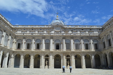 Fototapeta na wymiar palácio real de madrid