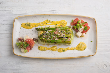 Delicious roasted asparagus with chinese cabbage and goat cheese
