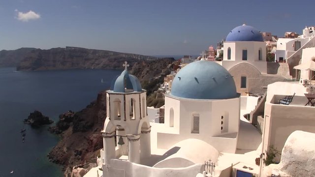 Church on Santorini with caldera in the back, Greece. Kirche auf Santorini mit Caldera im Hintergrund, Griechenland.