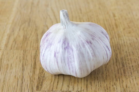 En vitl&ouml;k p&aring; ett tr&auml;bord inf&ouml;r matlagnin