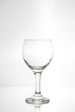 Ett vinglas/vattenglas i silhuett