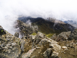 Camino de piedras con el fondo de una montaña verde