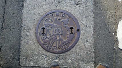 建設省国土地理院が設置した「水準点」を保護する金蓋(宮城県)