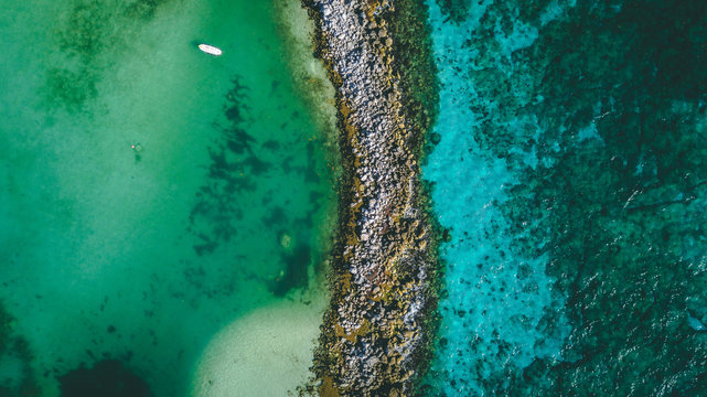Separacion de rocas entre dos aguas. Aerea