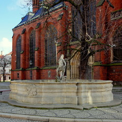 Barokowa fontanna Neptuna przed kościołem świętego Piotra i Pawła w Legnicy © Konrad_elx