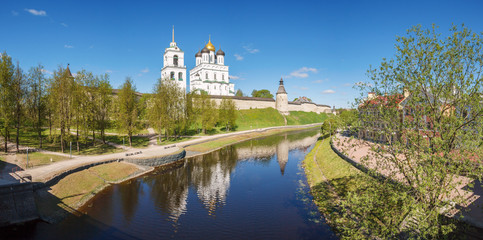 Obraz premium View of the Holy Trinity Cathedral and the Kremlin in Pskov