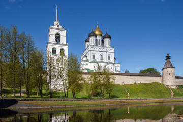 Fototapeta na wymiar Pskov Krom and Trinity Cathedral in Pskov
