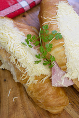 croissants au jambon