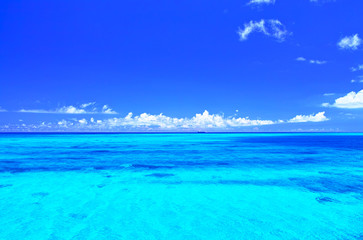 真夏の宮古島・下地空港沿いに広がる綺麗な海
