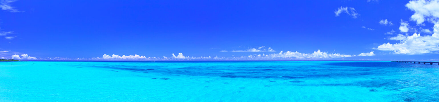 Fototapeta 真夏の宮古島・下地空港の誘導灯のある海(パノラマ）