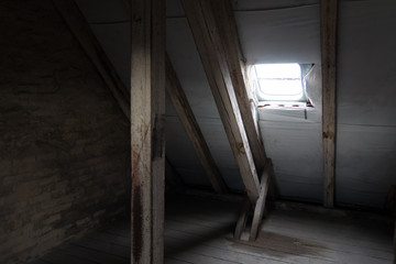 Naklejka na ściany i meble alter düsterer Dachboden mit Dachfenster