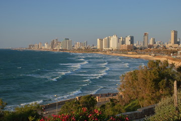Panoramiczny widok na nowoczesny tel-Awiw, Izrael, Morze Śródziemne z falami, plaża, w tle drapacze chmur miasta, słonecznie - obrazy, fototapety, plakaty