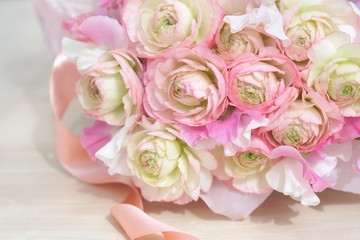 ラナンキュラスとスイートピー