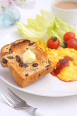 ぶどうパンの朝食