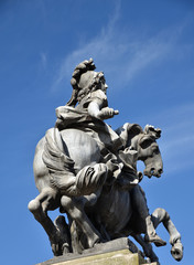 Fototapeta na wymiar Statue équestre de Louis XIV cour Napoléon à Paris, France