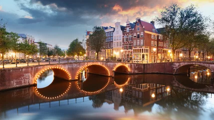 Deurstickers Amsterdam bij nacht - Holland, Nederland. © TTstudio