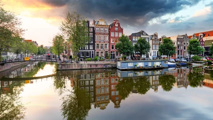 Fotobehang Traditionele Nederlandse oude huizen aan grachten in Amsterdam, Nederland. © TTstudio