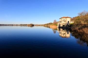 Fototapeta na wymiar lago di Pusiano