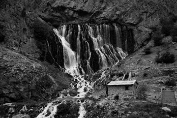 Wasserfall Bild  schwarz weiß 