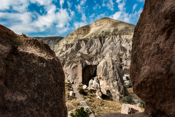 Eine sch&ouml;ne Aussicht zwischen zwei Bergen die den Weg zu einem Haus in Cappadocia Zelda  Valleyaus zeigen  