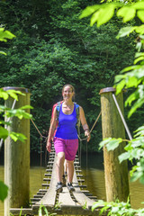 Wanderer überqueren gutgelaunt eine Hängebrücke 