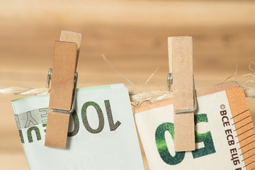 Euro Geldscheine an einer Wäscheleine mit Wäscheklammer