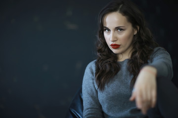 Naklejka premium portrait of a glamorous woman / bright red lips, make-up, hairstyle, glamorous style. modern fashion concept