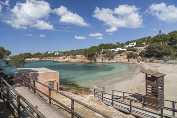 Naklejka premium Śródziemnomorska plaża Cala Gracio, miasto Sant Antoni, wyspa Ibiza, Hiszpania.