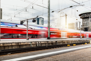 Fototapeta na wymiar Regionalzug fährt durch Frankfurter Bahnhof