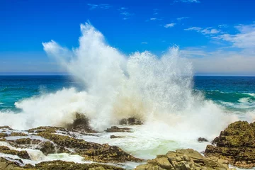 Selbstklebende Fototapeten Krachende Wellen und dramatische felsige Küste des Tsitsikamma National Park, Garden Route, Eastern Cape in Südafrika. © bennymarty