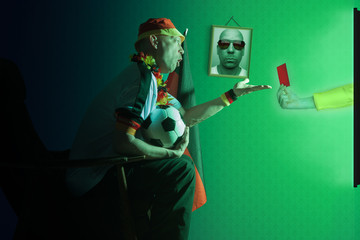 Fussball Fan sieht Spiel der deutschen Mannschaft und beschwert sich über rote Karte