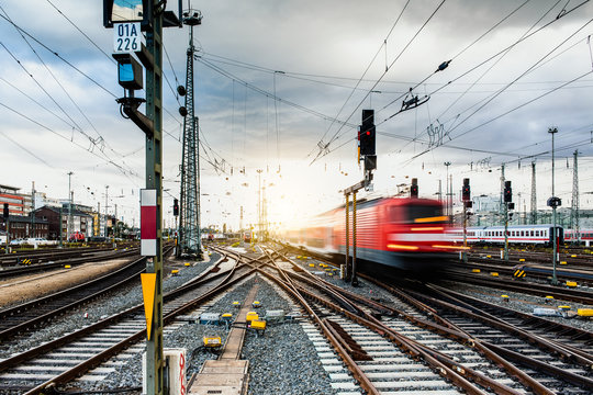 Regionalbahn verlässt Frankfurter Bahnhof 