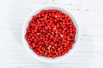 Roter Pfeffer Körner rote Pfefferkörner von oben Holzbrett