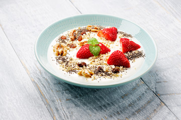 quark mit erdbeere und müsli