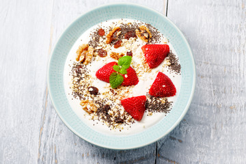 quark mit erdbeere und müsli